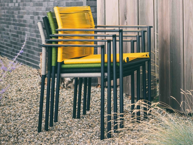 Apple Bee Jakarta Armlehnstuhl black