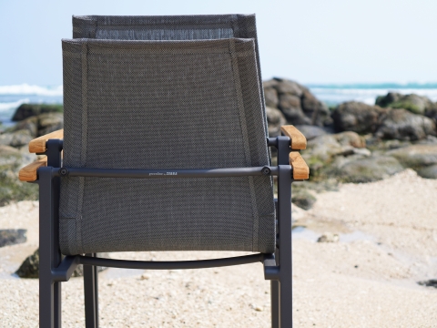 Zebra Felix Stapelsessel Aluminium midnight-grey mit Teak-Armlehnen