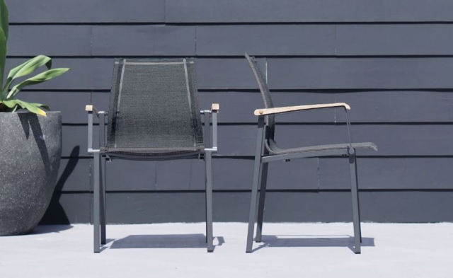 Zebra Felix Stapelsessel Aluminium midnight-grey mit Teak-Armlehnen