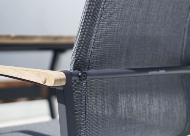 Zebra Felix Stapelsessel Aluminium midnight-grey mit Teak-Armlehnen