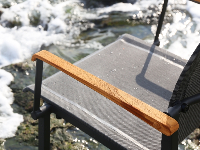 Zebra Felix Stapelsessel Aluminium midnight-grey mit Teak-Armlehnen