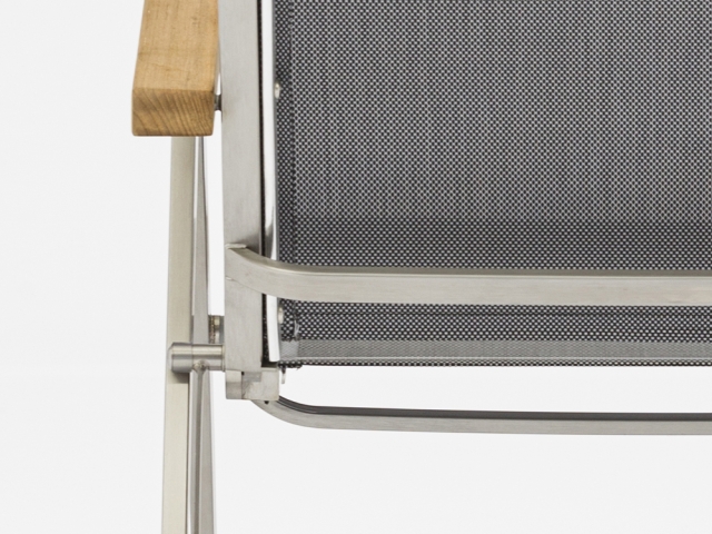Zebra One Klappsessel Dark Platinum Edelstahl mit Teakarmlehnen