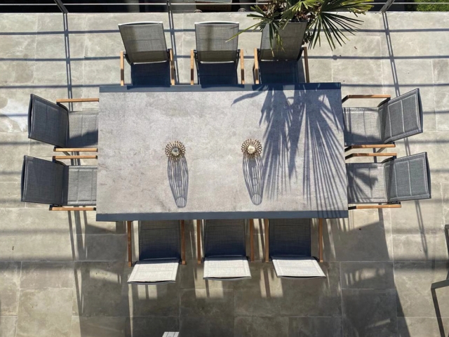 Royal Garden Opera Stapelstuhl mit Teak Armlehnen